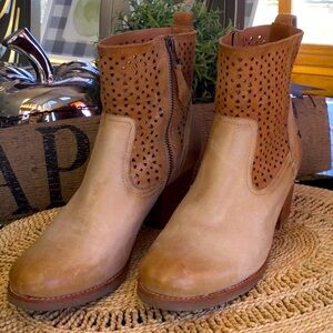 Trask woman’s size 8.5 tan boots